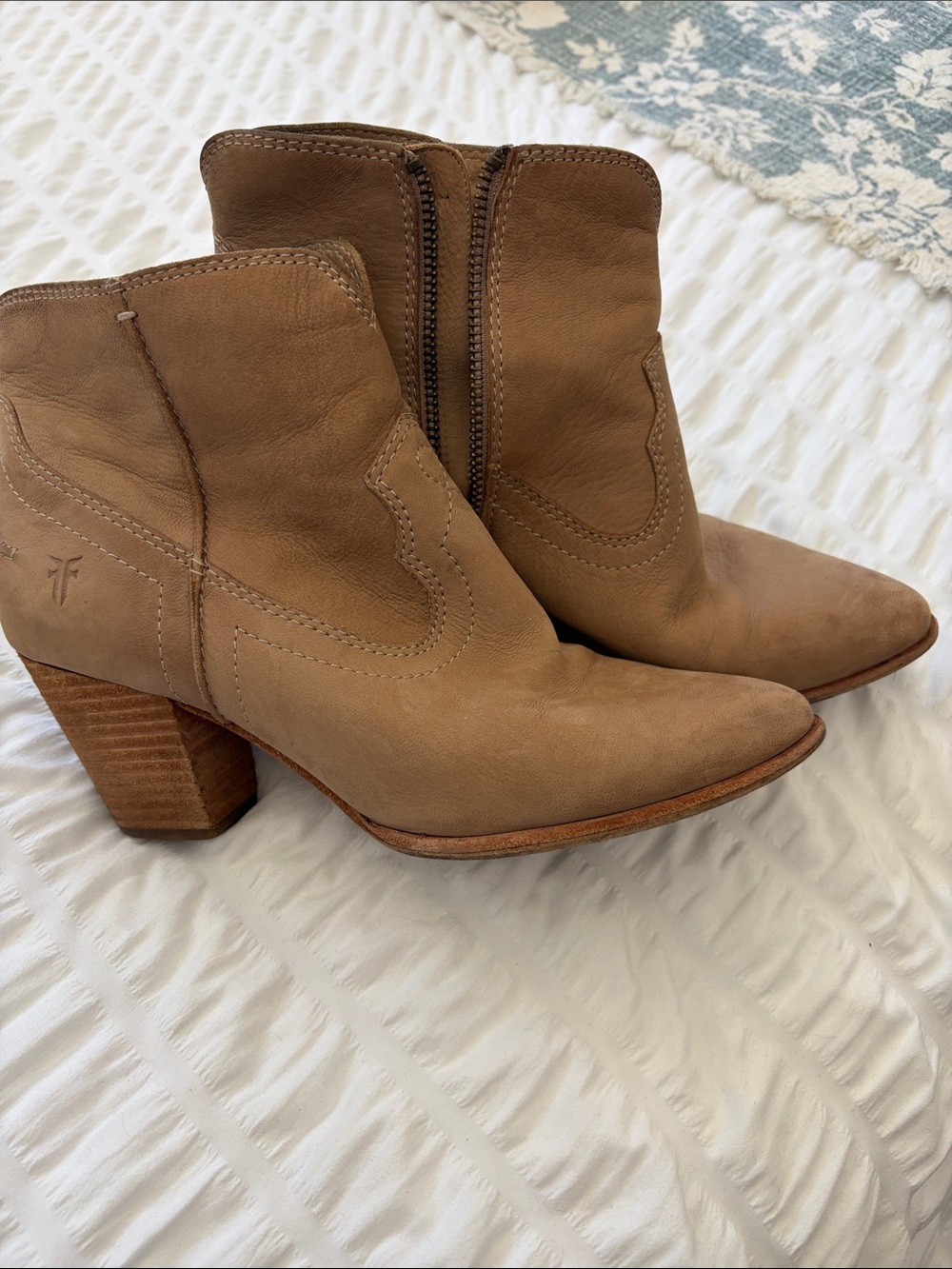Frye Julia Tan Leather Ankle Bootie - Stylish Block Heel. Brass Tack Soles. GUC
